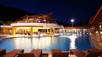 4 piscinas externas, guarda-sóis, espreguiçadeiras