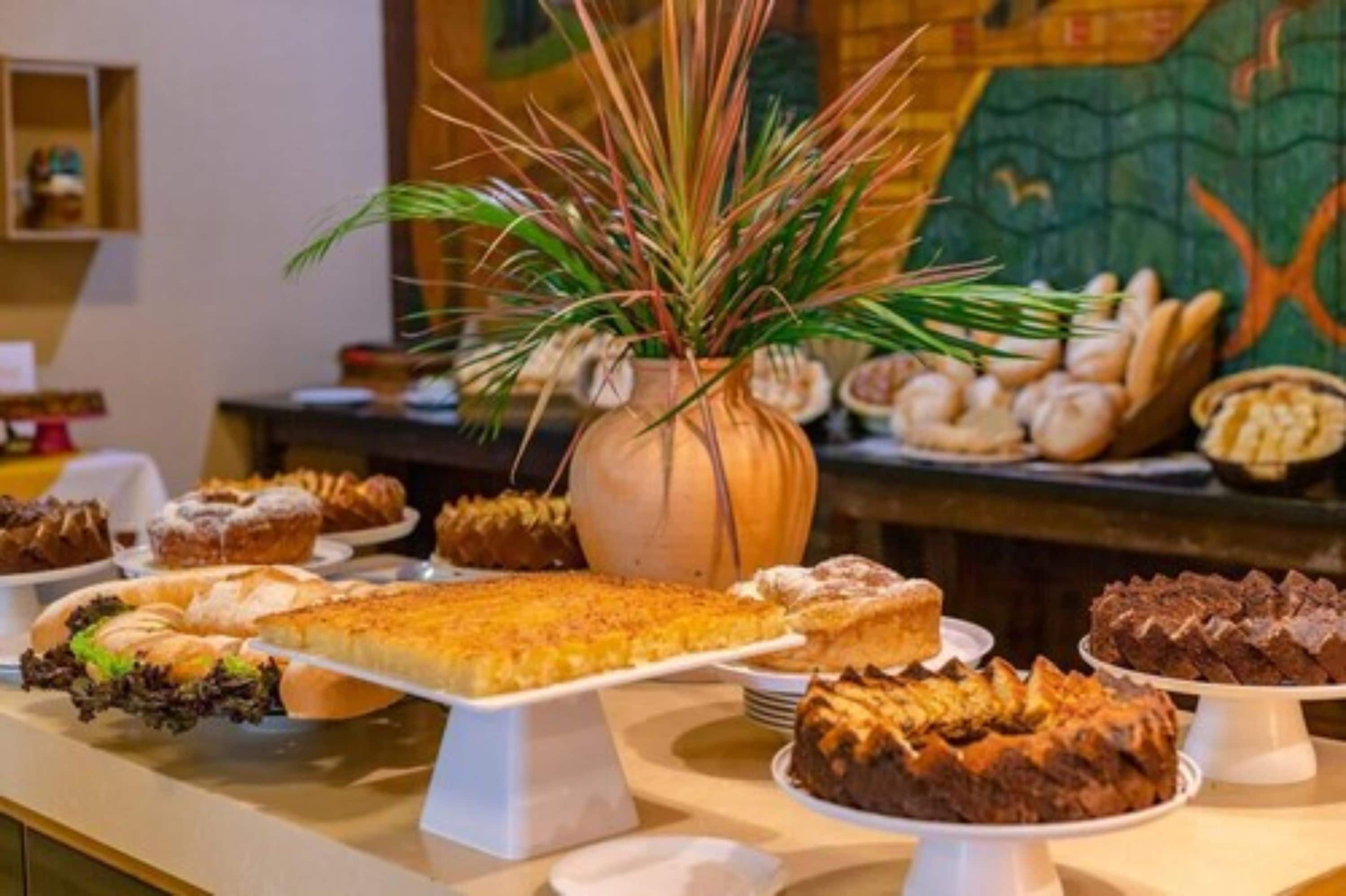 بوفيه فطور مجانًا يوميًا