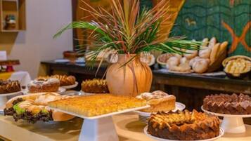 Café da manhã com buffet grátis todos os dias
