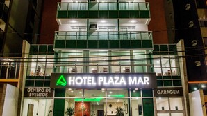 Un hotel llamado "Hotel Plaza Mar" con una entrada destacada, varios pisos y balcones.