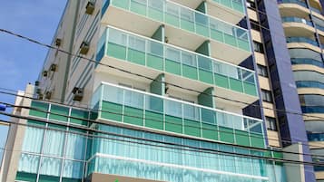 Un hotel de varios pisos con fachada de vidrio, un letrero que dice 'Hotel Plaza Mar' y un letrero que indica 'Centro de Eventos'.
