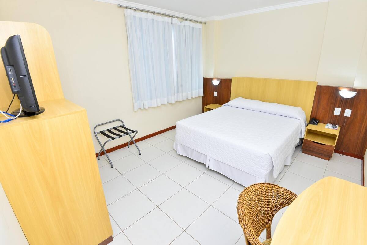 Minibar, Zimmersafe, Schreibtisch, Bügeleisen/Bügelbrett