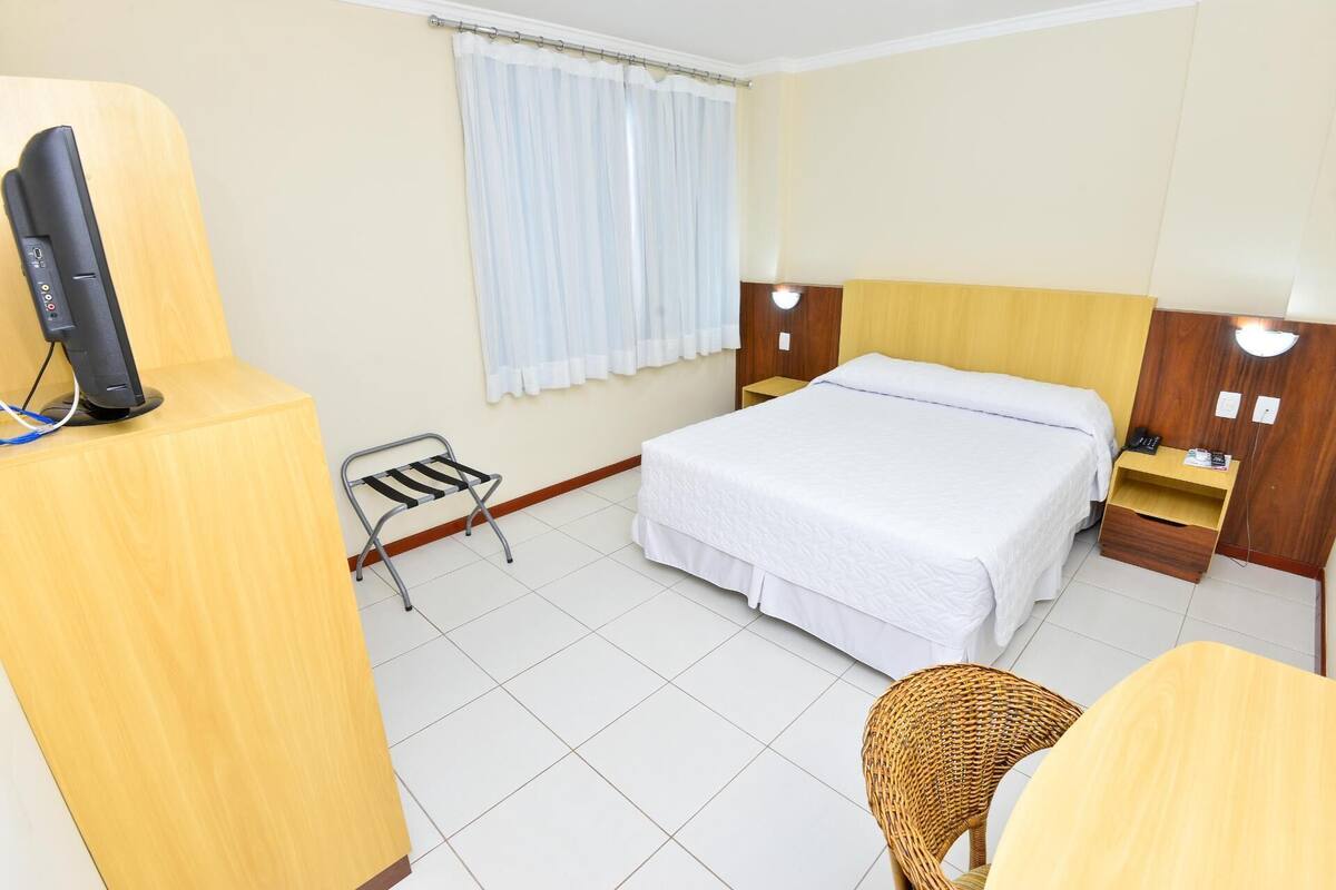 Minibar, Zimmersafe, Schreibtisch, Bügeleisen/Bügelbrett