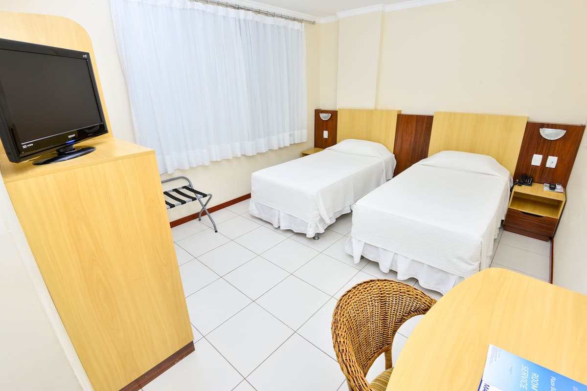 Standard Room | Bar mini, peti besi dalam bilik, meja, seterika/papan seterika