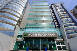 Front of property - Hotel Plaza Mar (Vila Velha)