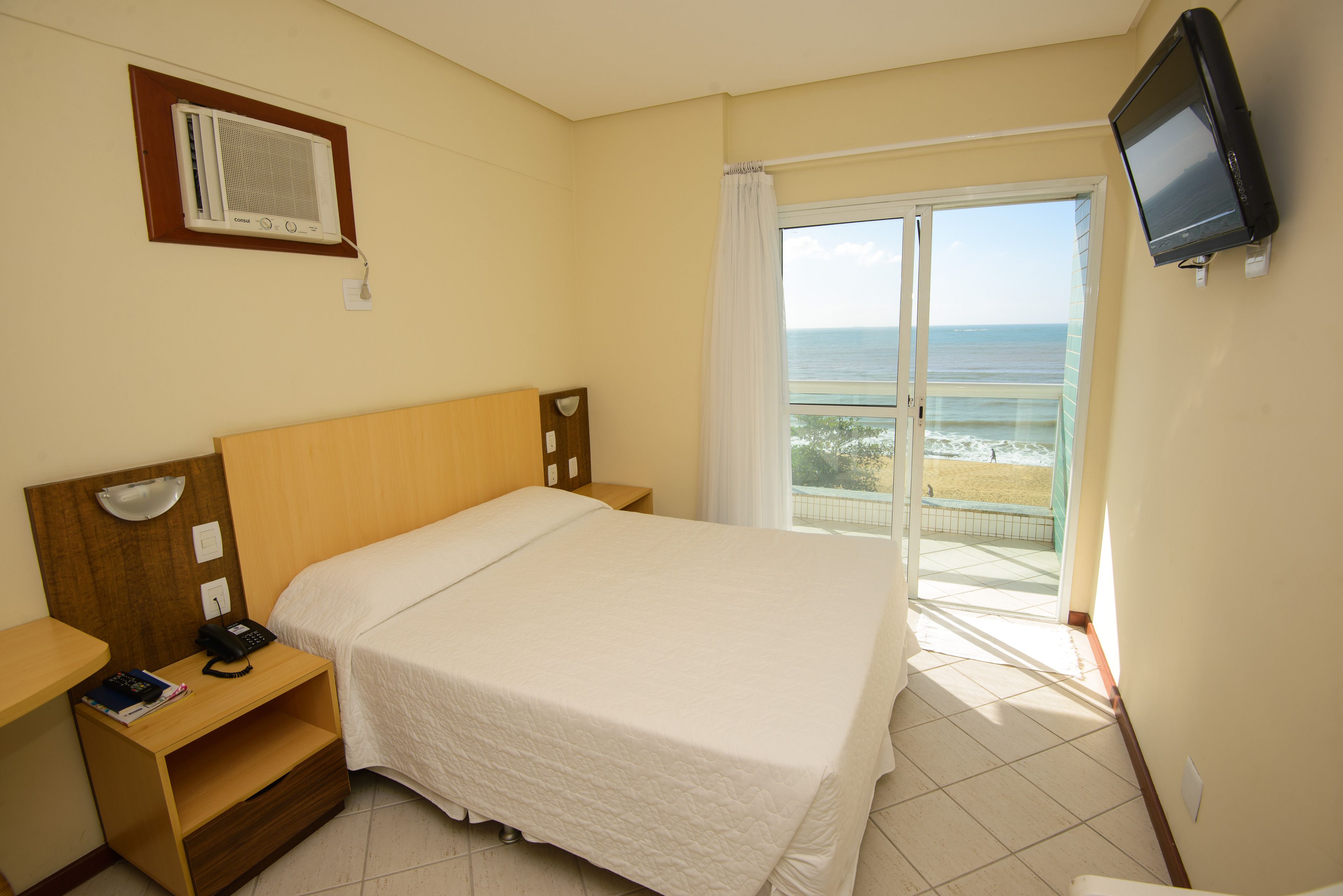 Minibar, caja de seguridad en la habitación y escritorio 