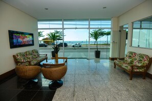 Lobby sitting area - Hotel Plaza Mar (Vila Velha)