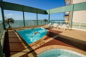 Piscina externa, guarda-sóis, espreguiçadeiras