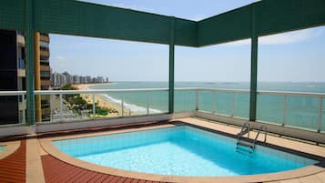 Piscina externa, guarda-sóis, espreguiçadeiras