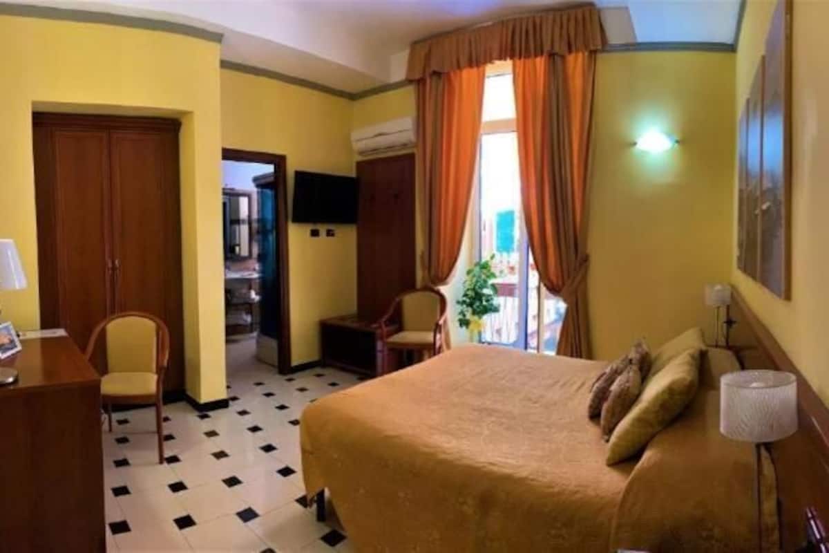 1 habitación, escritorio, wifi gratis y ropa de cama