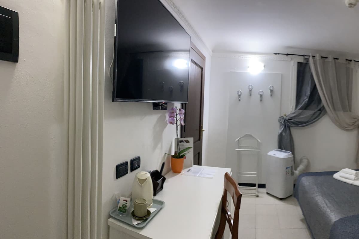 1 habitación, escritorio, wifi gratis y ropa de cama