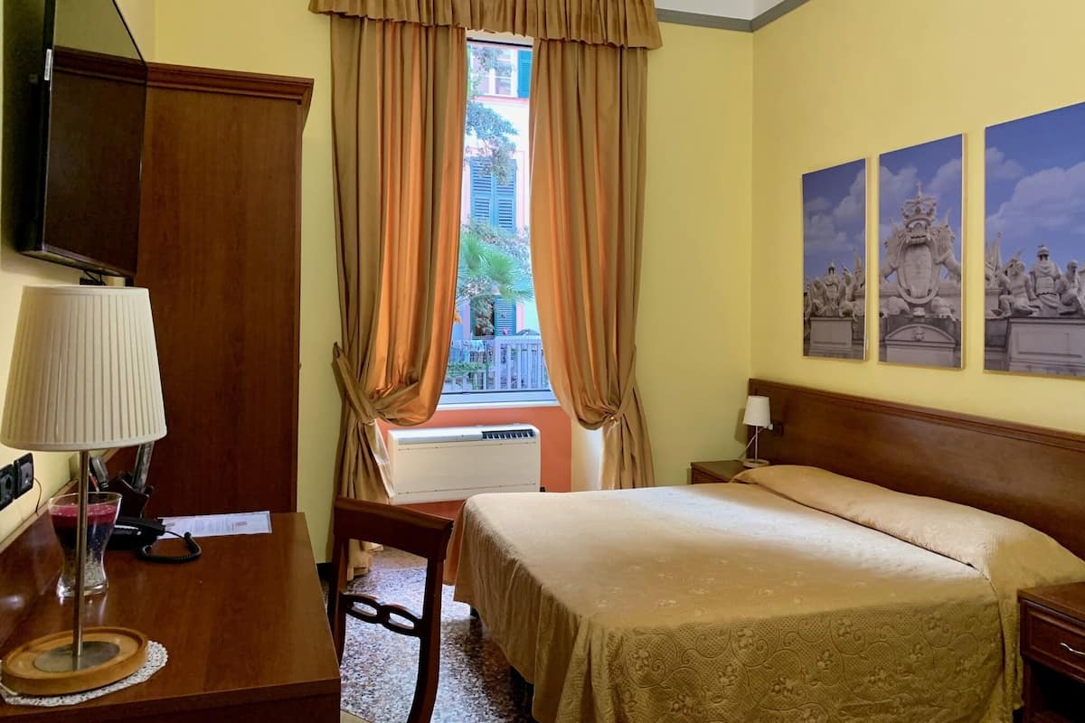 1 habitación, escritorio, wifi gratis y ropa de cama