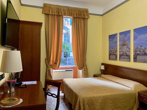 Classic Room | Desk, free WiFi, bed sheets - Hotel Actor (Genoa)
