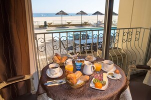 Desayuno buffet diario (EUR 21 por persona)