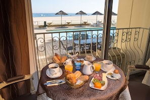 Daily buffet breakfast (EUR 21 per person) - Arc Hôtel sur Mer (Arcachon)
