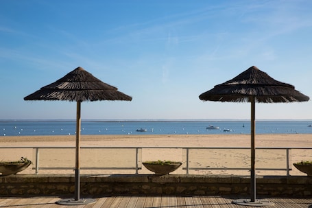 Sulla spiaggia. Arc Hôtel sur Mer