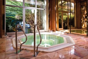Bañera de hidromasaje interior