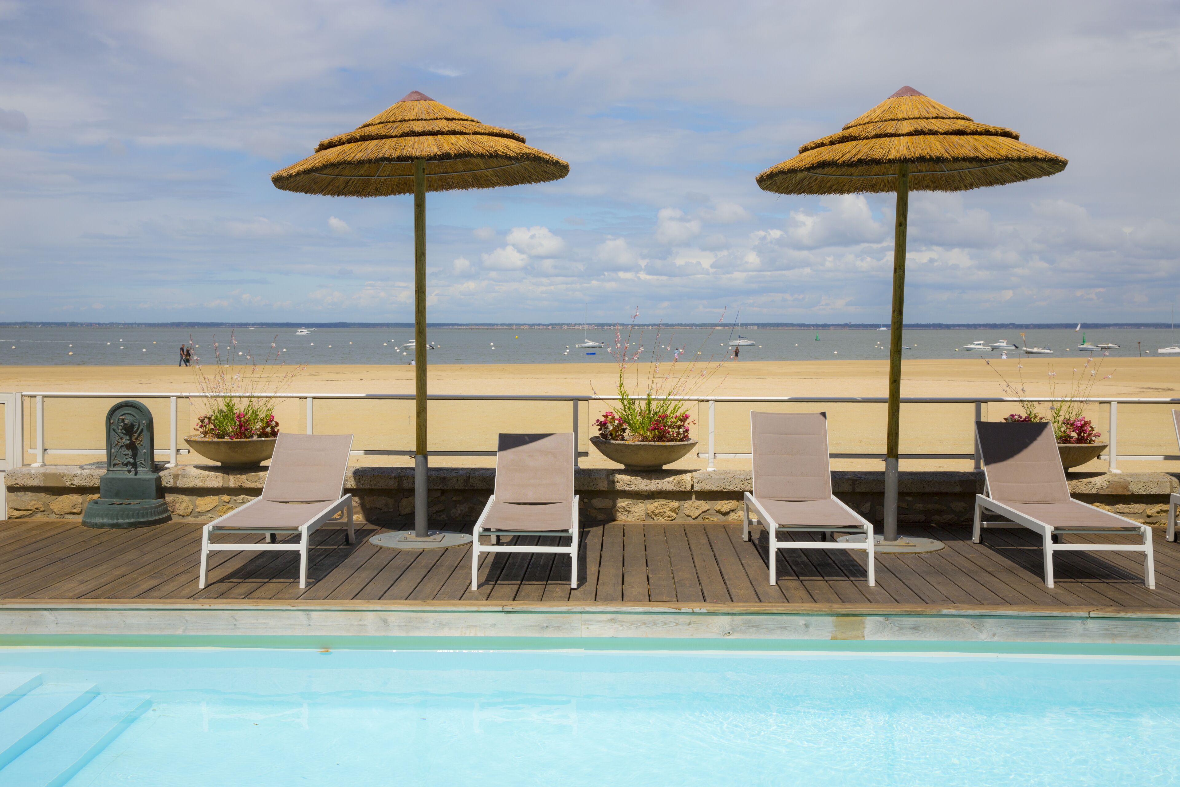 Piscine extérieure (ouverte en saison), parasols de plage