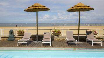 Piscine extérieure (ouverte en saison), parasols de plage