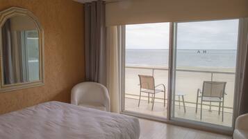 Tweepersoonskamer, terras, uitzicht op zee | Luxe beddengoed, een kluis op de kamer, individueel gedecoreerd