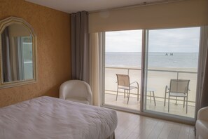 Double Room, Terrace, Sea View | Premium bedding, in-room safe, individually decorated - Arc Hôtel sur Mer (Arcachon)