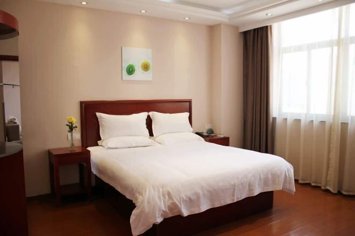 In-room safe, desk, free WiFi
