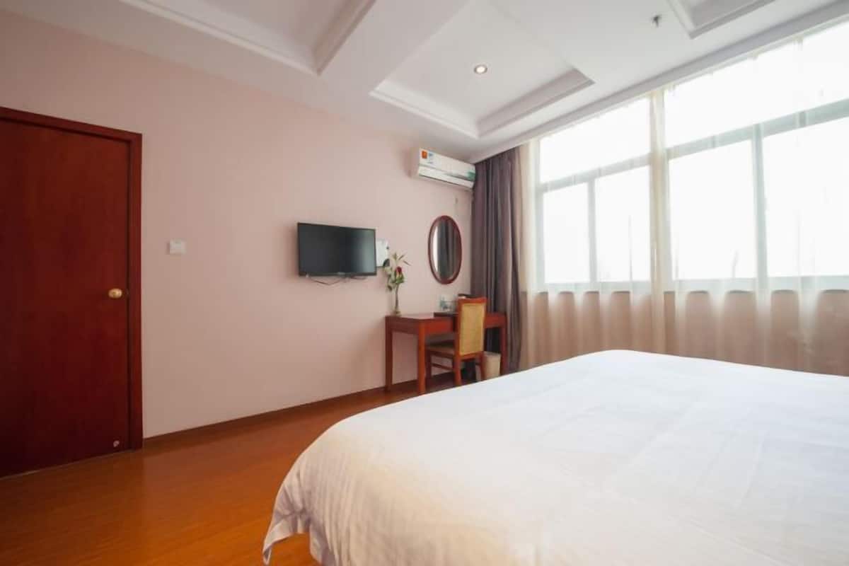 In-room safe, desk, WiFi (free)