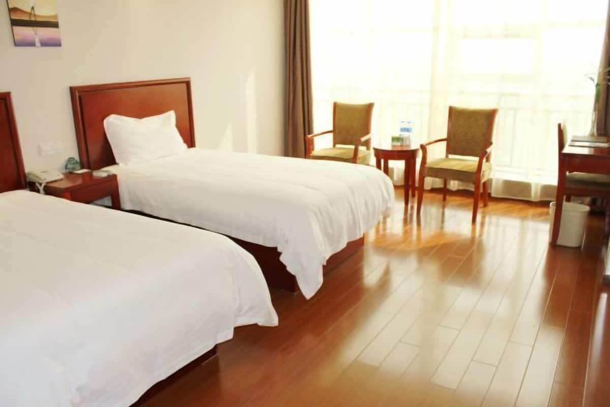 In-room safe, desk, WiFi (free)