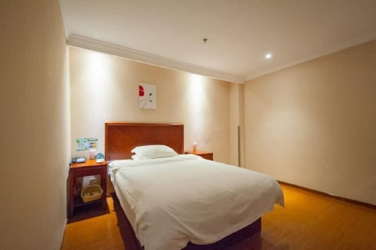 In-room safe, desk, free WiFi