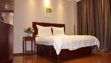 In-room safe, desk, free WiFi