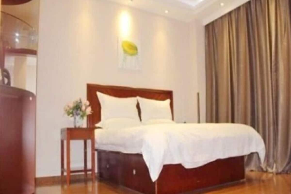 In-room safe, desk, WiFi (free)