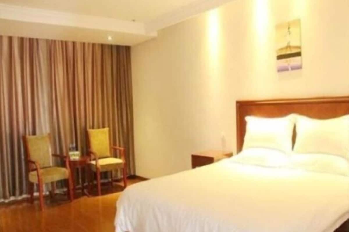 In-room safe, desk, free WiFi