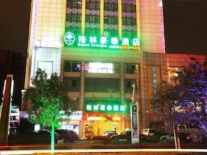 Mặt tiền nơi lưu trú - ban đêm