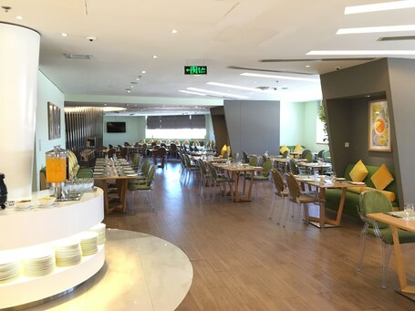 Ramada by Wyndham Abu Dhabi Corniche - Image 46
