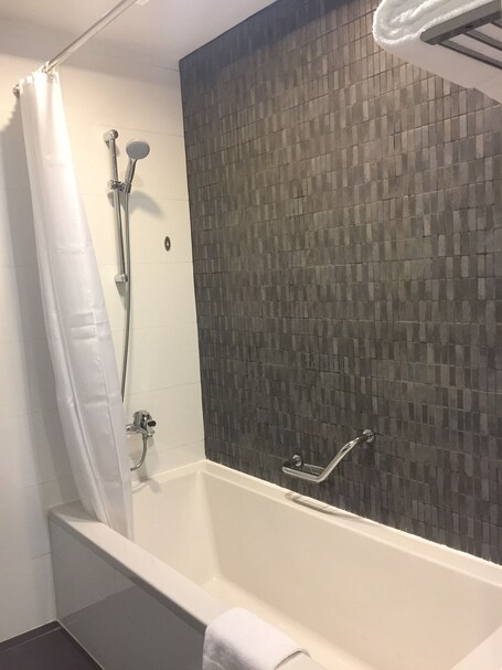 Ramada by Wyndham Abu Dhabi Corniche - Image 22