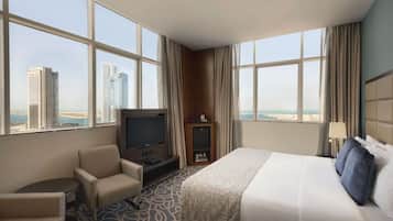 Executive Room, 1 King Bed, Non Smoking, Partial Sea View | Premium bedding, minibar, in-room safe, desk