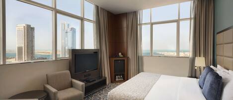Executive Room, 1 King Bed, Non Smoking, Partial Sea View