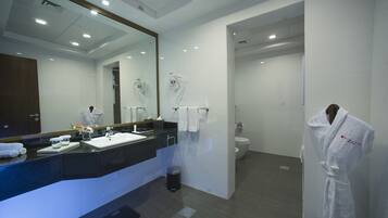 Kombinasi shower/bathtub dan perlengkapan mandi gratis