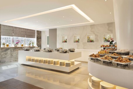 Ramada by Wyndham Abu Dhabi Corniche - Image 11