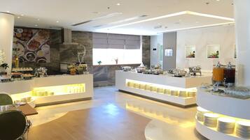 Café da manhã com buffet todos os dias (AED 75 por pessoa)