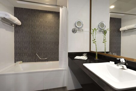 Ramada by Wyndham Abu Dhabi Corniche - Image 31