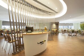Breakfast, lunch, dinner served; international cuisine  - Ramada by Wyndham Abu Dhabi Corniche (Abu Dhabi)