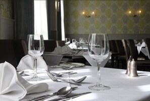 2 restaurants, lunch, dinner served; British cuisine  - Ommaroo Hotel (St. Helier)