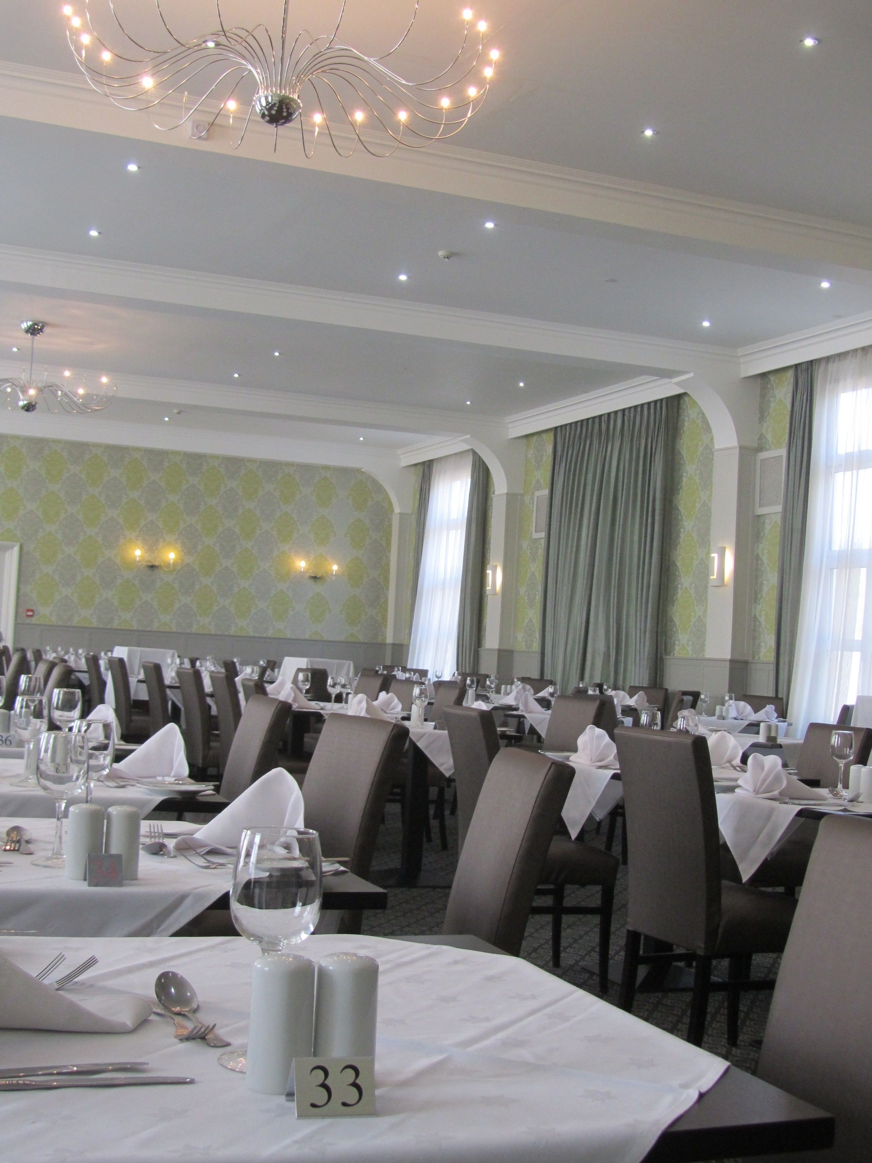 2 restaurants, lunch, dinner served; british cuisine