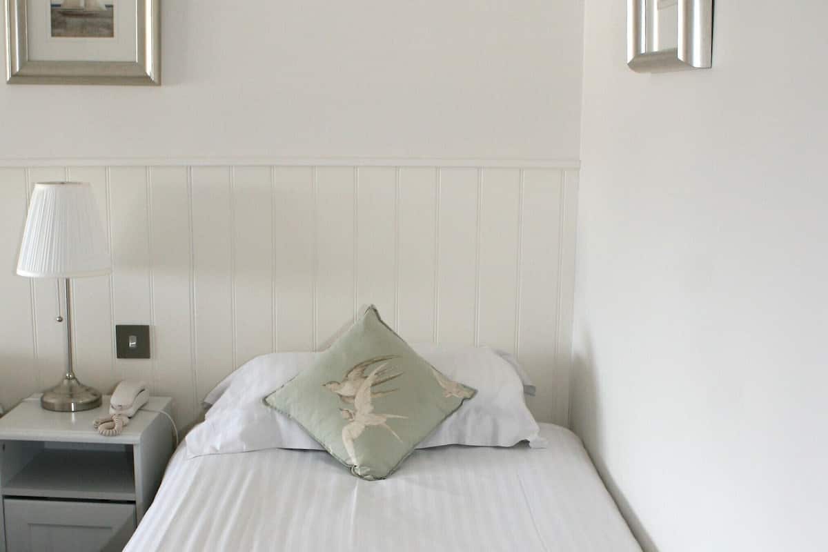 Habitación individual clásica, 1 cama individual | Escritorio, tabla de planchar con plancha, wifi gratis y ropa de cama