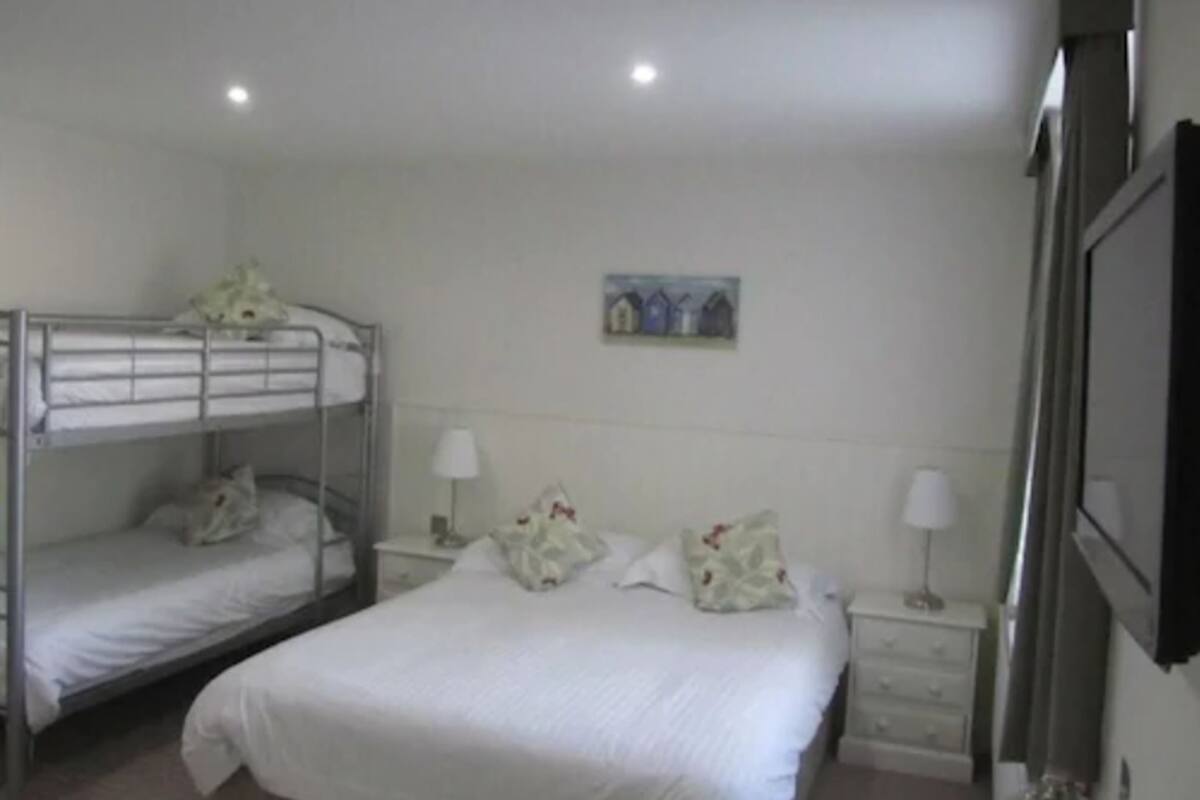 Family Quadruple Room | Desk, iron/ironing board, WiFi (free), bed sheets