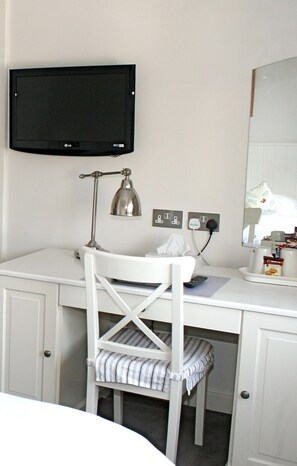 Desk, iron/ironing board, free WiFi, bed sheets - Ommaroo Hotel (St. Helier)