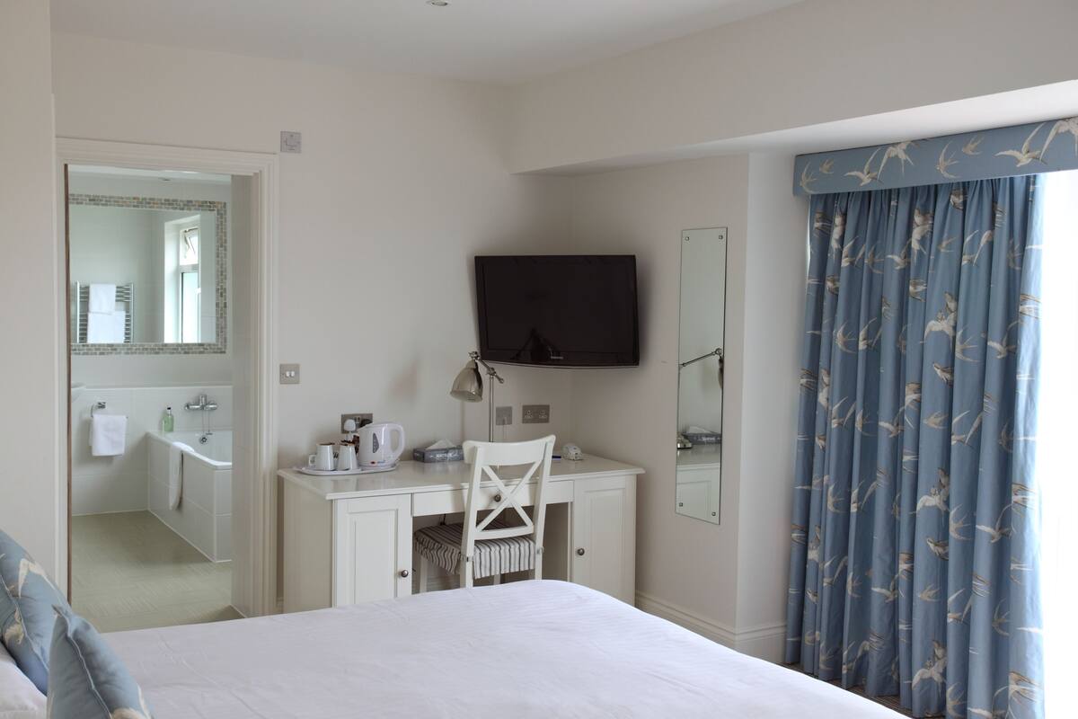 Double or Twin Room, Ocean View | Desk, iron/ironing board, WiFi (free), bed sheets
