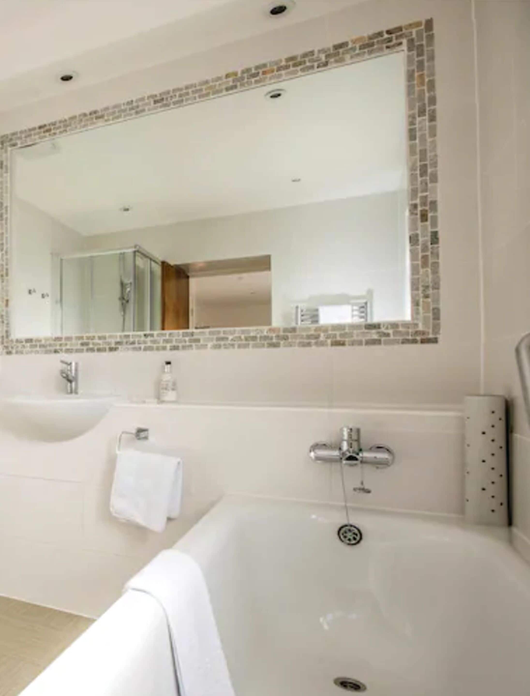 double or twin room, ocean view | bathroom | combined shower/bathtub, free toiletries, hair dryer, towels