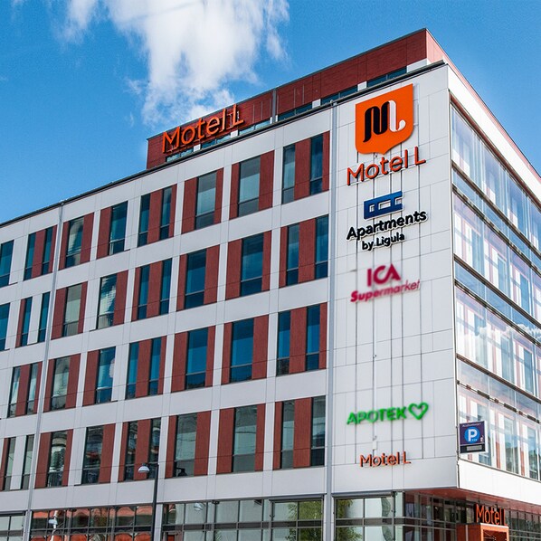 Un edificio de varios pisos con un letrero llamativo que dice 'Motel' en la parte superior.